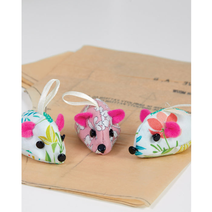 S9506 Cat Organizer with Mouse Pincushion, Mouse Sewing Weights, Apron, Sewing Clip Wristlet