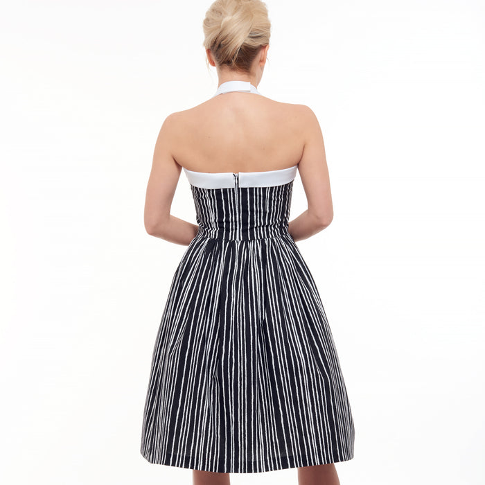 S8979 Misses' Classic Halloween Costume. Size: 32-50