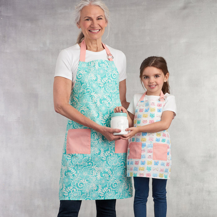 S9411 Children's and Misses' Aprons. Size: S-L/S-L